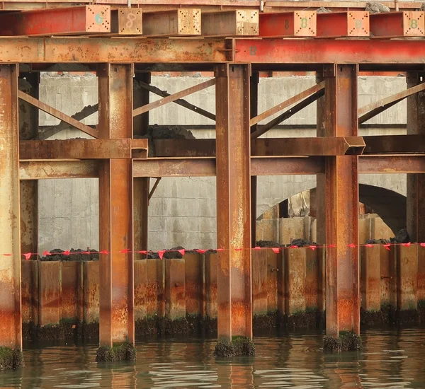 Construction de pont avec de grandes poutres — Photo