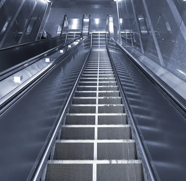 Long Escalator Leading Downwards — Stock Photo, Image