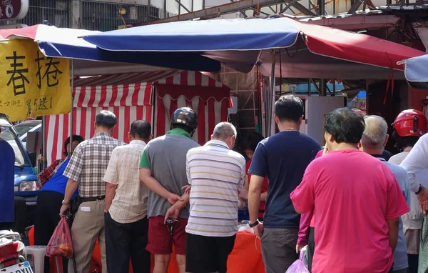 Lining up to buy spring rolls for Tomb-Sweeping-Day — Stock Photo, Image