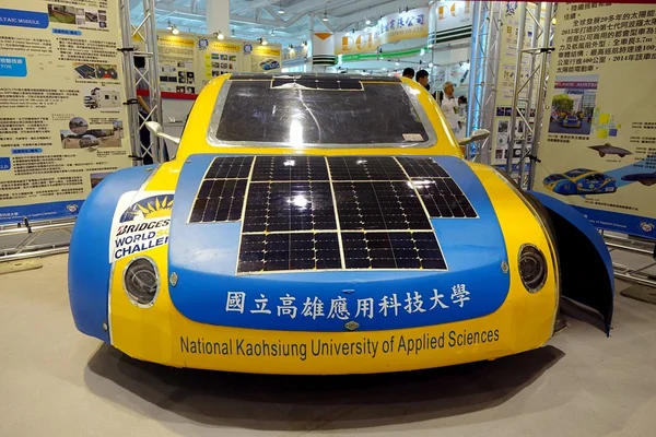 Vehículo alimentado con energía solar —  Fotos de Stock