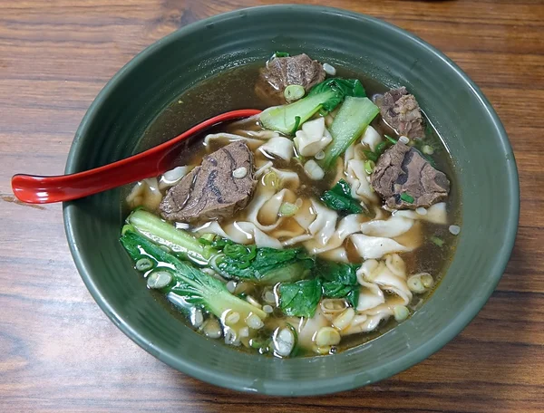 쇠고기 국수 수프 그릇 — 스톡 사진