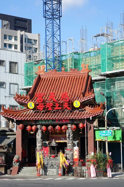 Alter chinesischer Tempel und Neubau — Stockfoto