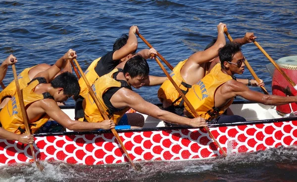 Entrenamiento para las carreras de barcos de dragón —  Fotos de Stock