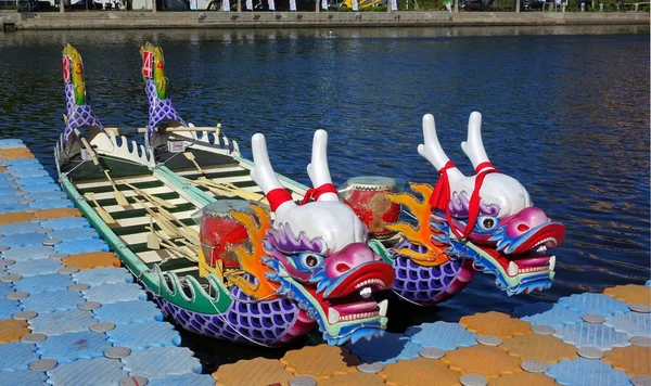 Traditionella dragon båtar i taiwan — Stockfoto