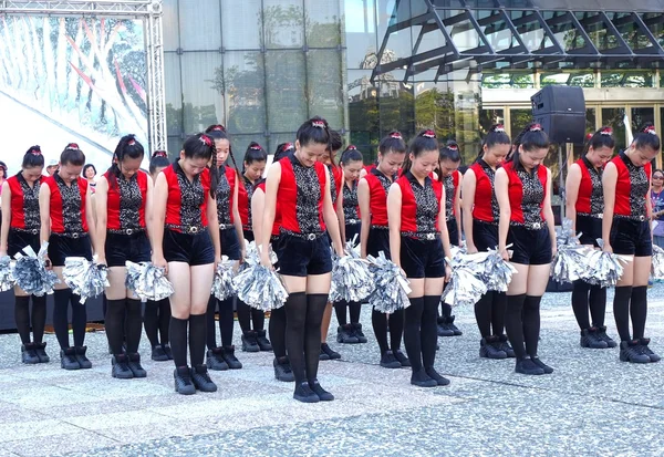 Student Dancers Peform for the Dragon Boat Festival — Stock Photo, Image