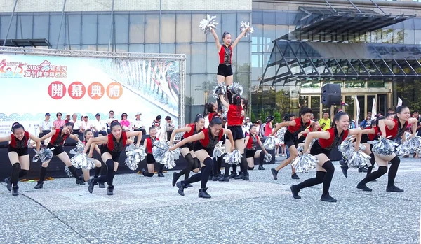 Student dansers peform voor de dragon boat festival — Stockfoto