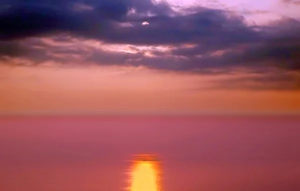 Драматический закат над Тайваньским проливом — стоковое фото