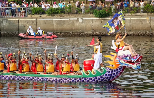 Drachenboot-Team verkleidet als Spielfiguren — Stockfoto