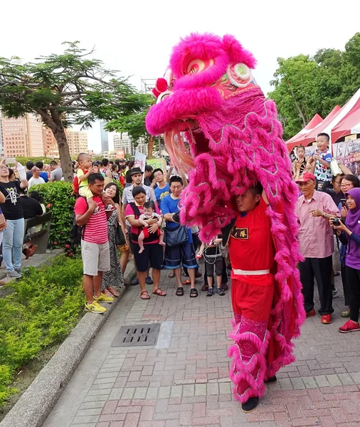 Performing a Chinese Lion Dance — ストック写真