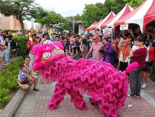 Exécution d'une danse chinoise du lion — Photo