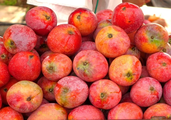 成熟的红芒果待售 — 图库照片