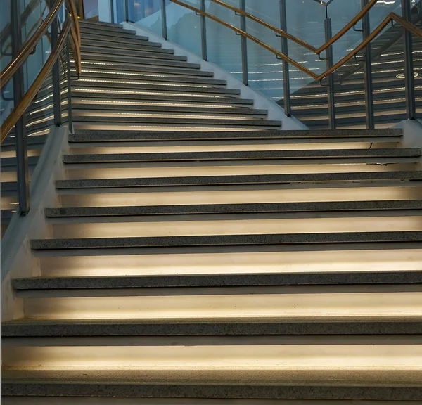 Svängda trappan med belysning — Stockfoto