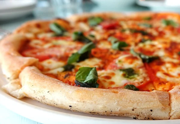 Deliziosa crosta di pizza Margherita — Foto Stock