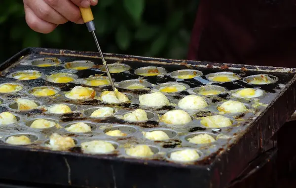 Proveedor al aire libre cocina huevos de codorniz —  Fotos de Stock