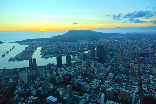 Vue de la ville et du port de Kaohsiung au coucher du soleil — Photo