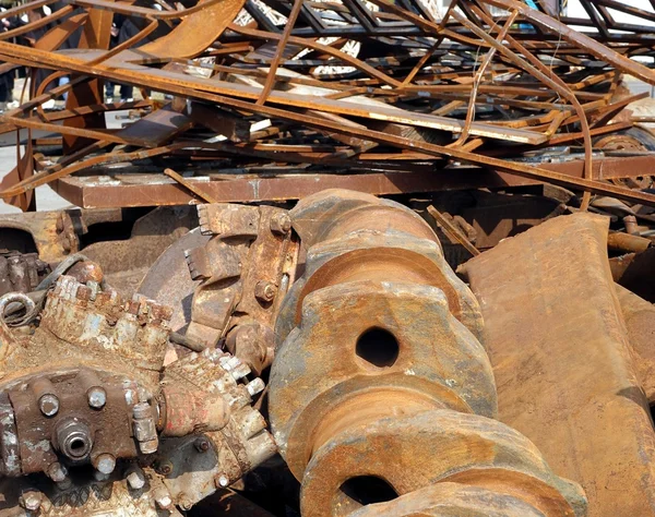 Grandi pezzi di rottami di ferro — Foto Stock