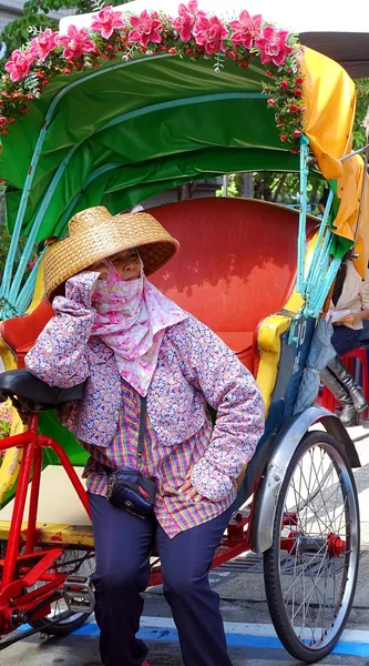 Kobiece Pedicab kierowca czeka na klientów — Zdjęcie stockowe