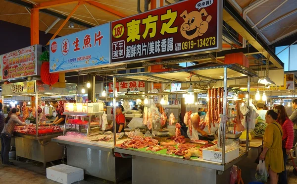 Mercato vende carne di maiale e frutti di mare — Foto Stock
