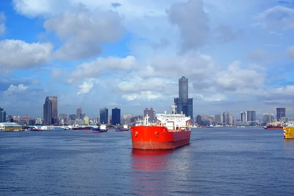 Vista del puerto de Kaohsiung con gran petrolero — Foto de Stock