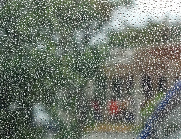 ウィンドウに雨の滴 — ストック写真