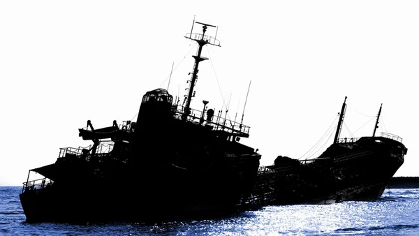 Schipbreuk van een Tanker Beached Diesel in silhouet — Stockfoto