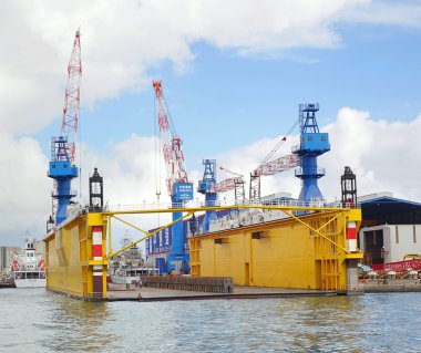 Kaohsiung Harbor kuru havuzda yüzen