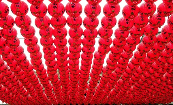 Lanternes rouges dans un temple bouddhiste — Photo