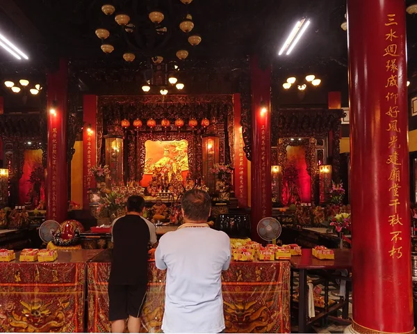 Twee mannen bidden op het altaar van een tempel in Taiwan — Stockfoto