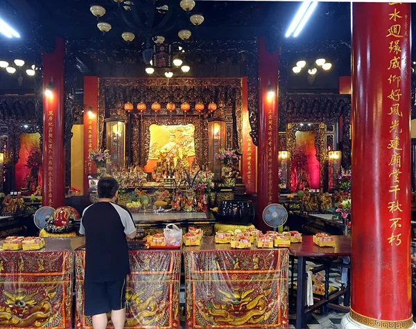 在台湾的一座寺庙祭坛祈祷 — 图库照片