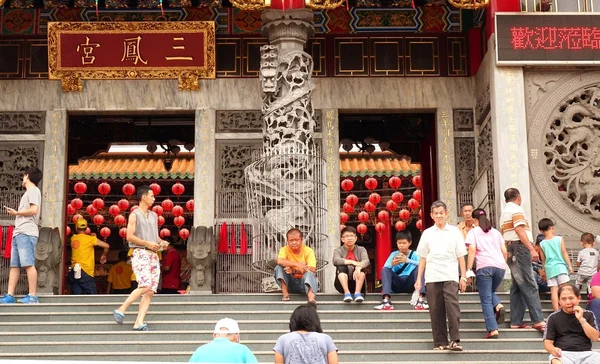 Mensen het invoeren van een grote tempel in Taiwan — Stockfoto