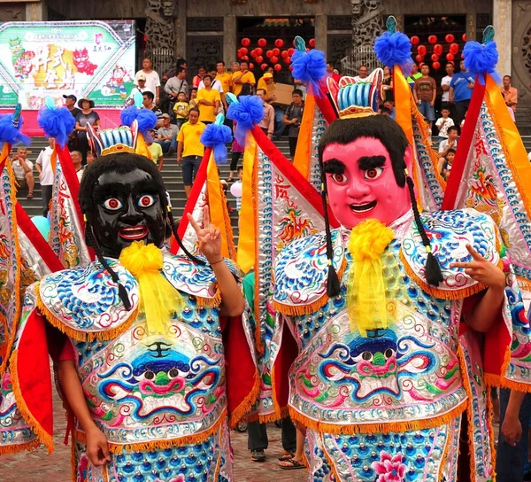 Два танцора в масках на карнавале в храме на Тайване — стоковое фото
