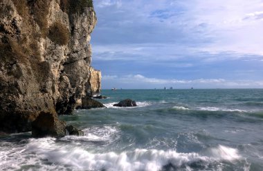 Dramatik kayalık uçurum ve okyanus sahne