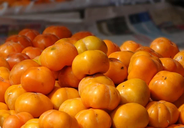 Maturare cachi in vendita al mercato — Foto Stock