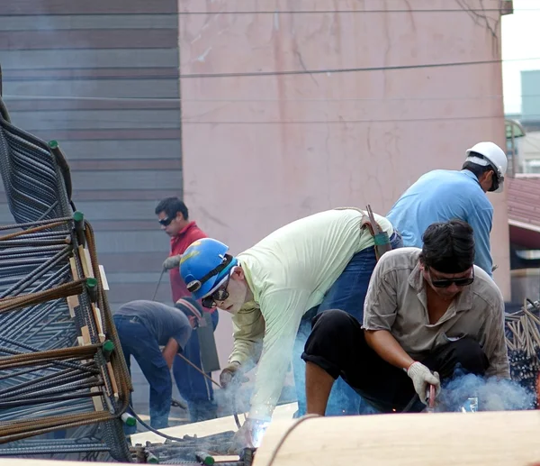 Trabajadores de la construcción con equipos de soldadura — Foto de Stock