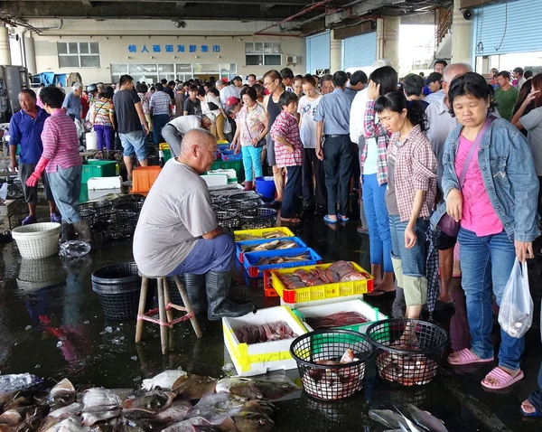 Mercado de pescado ocupado en el puerto de Sinda, Taiwán —  Fotos de Stock