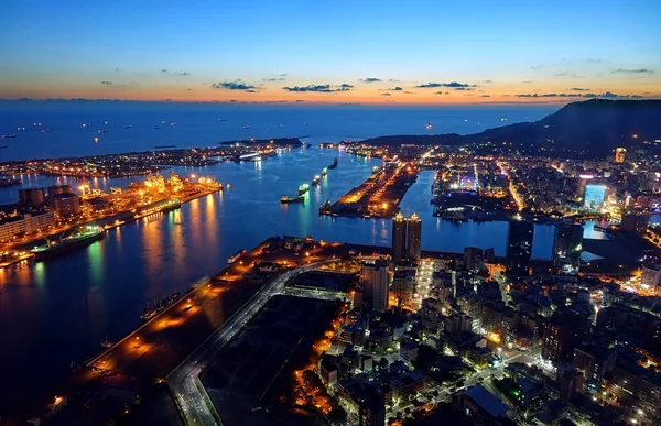 Belle vue sur le port de Kaohsiung à l'heure du soir — Photo