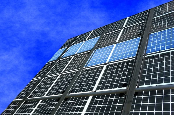 大型太阳能电池板安装和蓝蓝的天空 — 图库照片