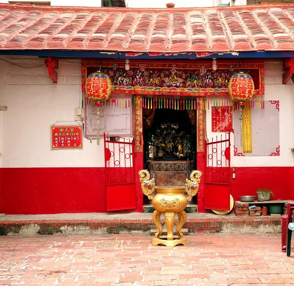 Pequeño templo chino en un barrio local —  Fotos de Stock