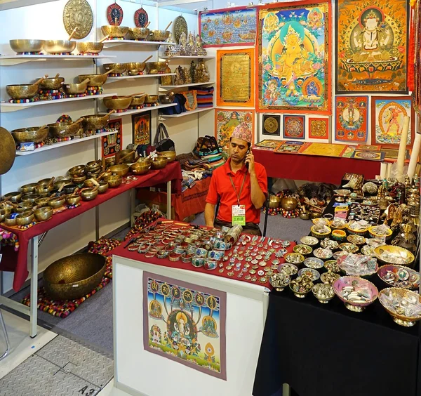 Venda de artefatos religiosos tibetanos — Fotografia de Stock