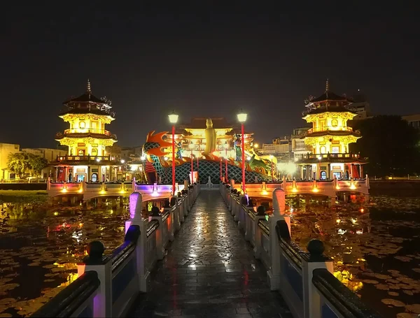 Die Frühlings- und Herbstpagoden in Kaohsiung — Stockfoto