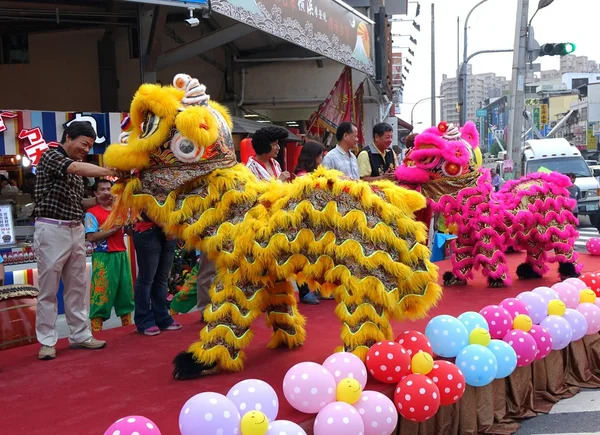 Lion dansers uit te voeren op de openingsceremonie — Stockfoto
