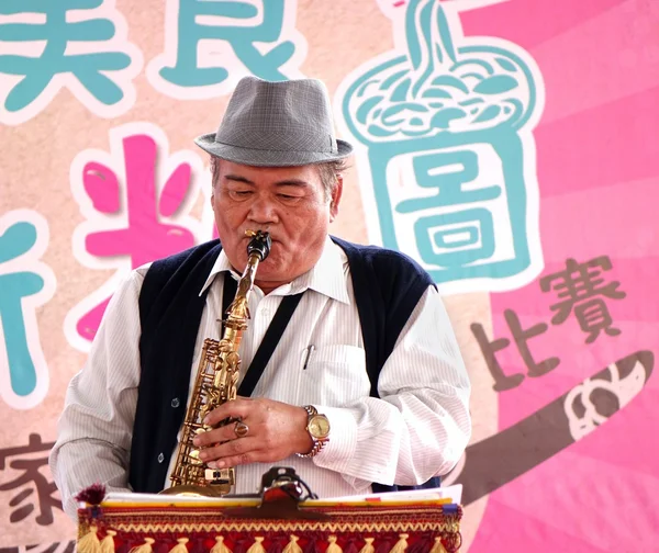 Tocar el saxofón en un festival al aire libre — Foto de Stock