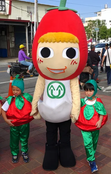 Mascote vestido como um tomate cereja — Fotografia de Stock