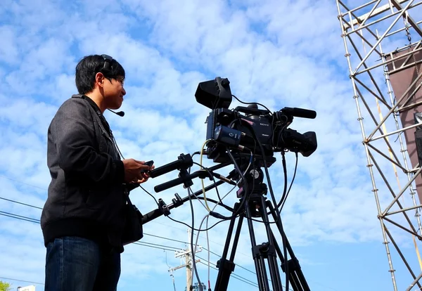 Professionell kamera Man filmer scenframställning — Stockfoto