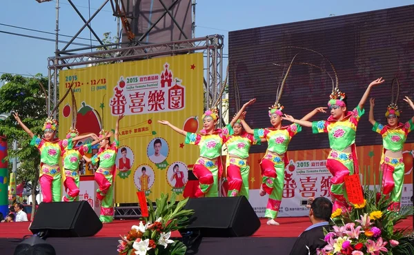 Crianças realizam uma dança tradicional chinesa — Fotografia de Stock