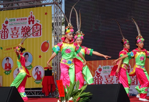 Enfants Effectuer une danse traditionnelle chinoise — Photo
