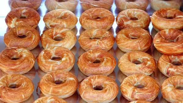 Frisch gefrostete Krapfen zum Verkauf — Stockfoto