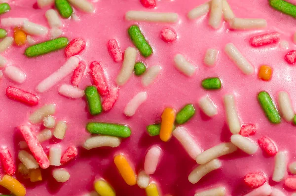 Heerlijke aardbei besprenkelde donut, close up Stockfoto