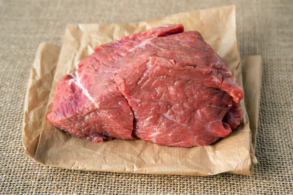Syrové a čerstvé maso. — Stock fotografie