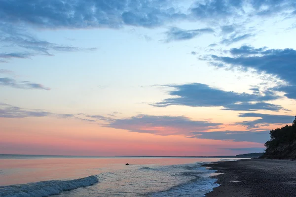 Mañana solsticio de verano por mar báltico . — Foto de Stock